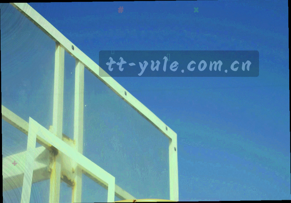 午夜蓝工作台上的多屏界面光晕，表现内容运营与技术支持在同一时段协作